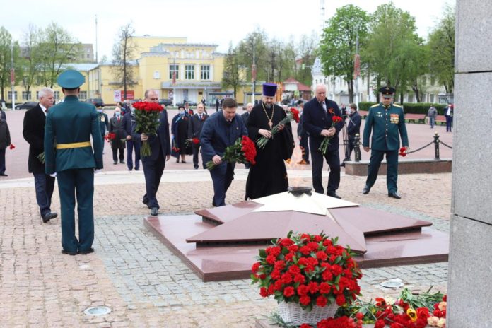 В День Победы в округе возложили цветы к Вечному огню на площади Славы В День Победы в округе возложили цветы к Вечному огню на площади Славы