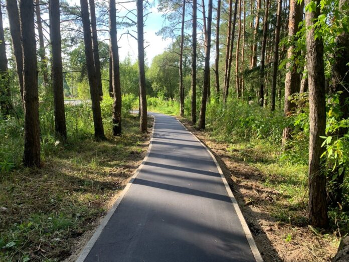 Работы по ремонту тротуара на улице Школьной в микрорайоне Климовск завершаются