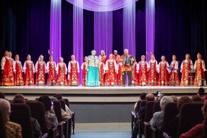 Во Дворце культуры «Октябрь» прошел концерт хора «Русская песня» Во Дворце культуры «Октябрь» прошел концерт хора «Русская песня»