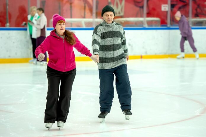 В «Витязе» для подольчан-участников «Активного долголетия» организовали бесплатное катание 
