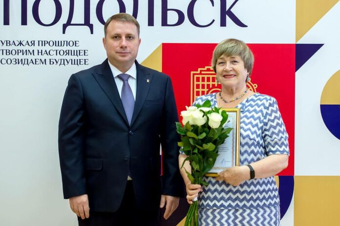 В Подольске с 30-летием избирательной системы России поздравили членов избиркомов В Подольске с 30-летием избирательной системы России поздравили членов избиркомов