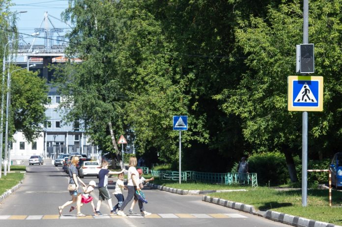 Продолжается работа по подготовке улично-дорожной сети у образовательных учреждений к учебному году в Большом... Продолжается работа по подготовке улично-дорожной сети у образовательных учреждений к учебному году в Большом...