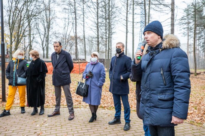 В парке «Дубрава» прошла встреча с жителями микрорайона Климовск по вопросам здравоохранения В парке «Дубрава» прошла встреча с жителями микрорайона Климовск по вопросам здравоохранения