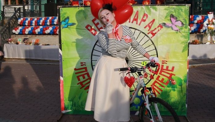 Леди, на велосипед! Леди, на велосипед!