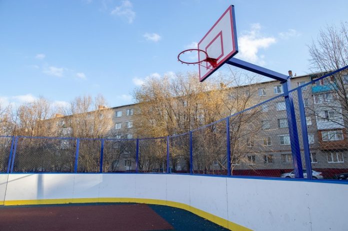 Вблизи водоёма «Южный» установлена новая универсальная спортивная площадка Вблизи водоёма «Южный» установлена новая универсальная спортивная площадка