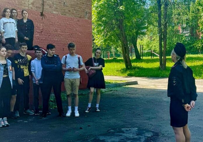 В Подольске полицейские провели профилактическую лекцию для подростков из летней трудовой бригады В Подольске полицейские провели профилактическую лекцию для подростков из летней трудовой бригады