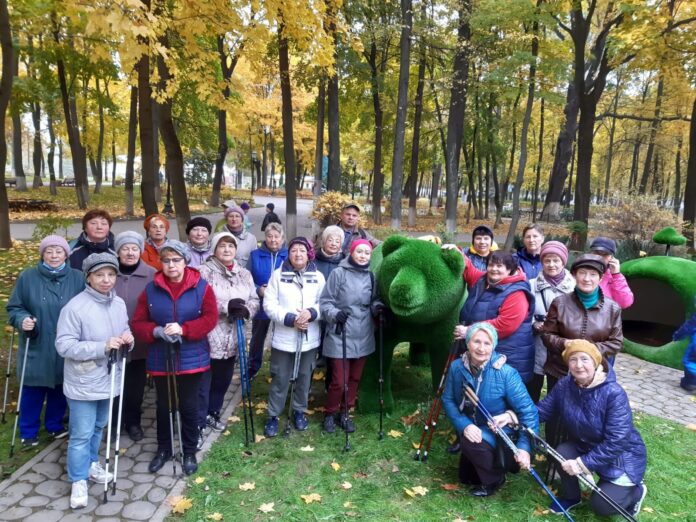 Бесплатные занятия по скандинавской ходьбе проходят в парке им. Талалихина Бесплатные занятия по скандинавской ходьбе проходят в парке им. Талалихина