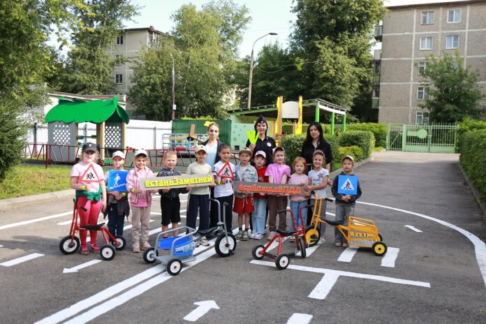 В г.о. Подольск автоинспекторы провели практическое занятие для юных пешеходов на транспортной площадке