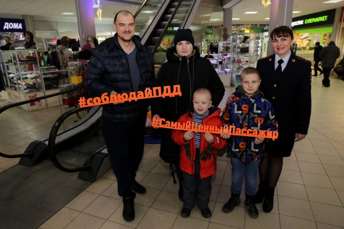 Госавтоинспекторы провели  в Подольске акцию «Пристегни, сбереги!» Госавтоинспекторы провели  в Подольске акцию «Пристегни, сбереги!»