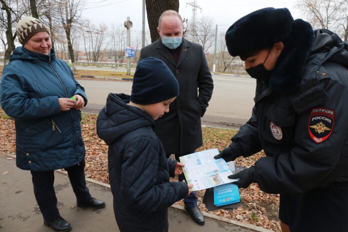 Автоинспекторы провели тематические беседы на улицах Городского округа Подольск Автоинспекторы провели тематические беседы на улицах Городского округа Подольск