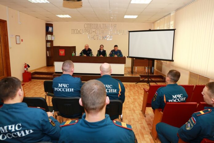 В Подольске полицейские провели профилактическую беседу о безопасности дорожного движения в пожарно-спасательной части