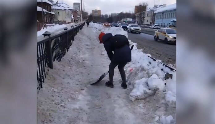 Лопаты в руки – и вперед! Жители устали от бездействия «Мосавтодора»