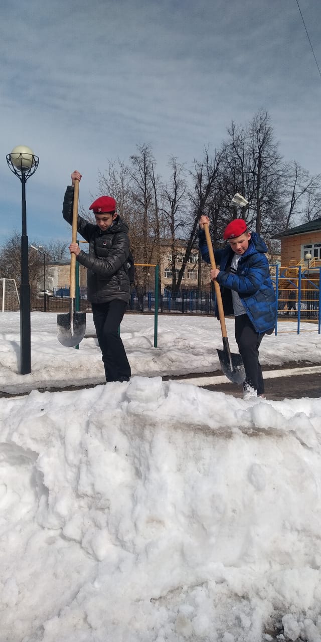 Юнармейцы провели первый субботник в этом году на базе Быковской школы Юнармейцы провели первый субботник в этом году на базе Быковской школы