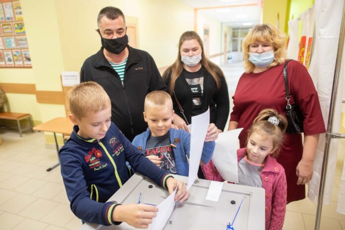 Всей семьей – на выборы: многодетная семья Токаревых приняла участие в голосовании Всей семьей – на выборы: многодетная семья Токаревых приняла участие в голосовании