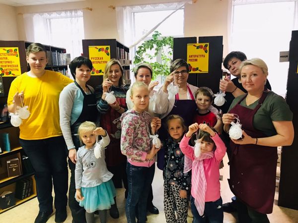 В библиотеке № 21 прошел мастер-класс “Новогодние украшения” В библиотеке № 21 прошел мастер-класс “Новогодние украшения”