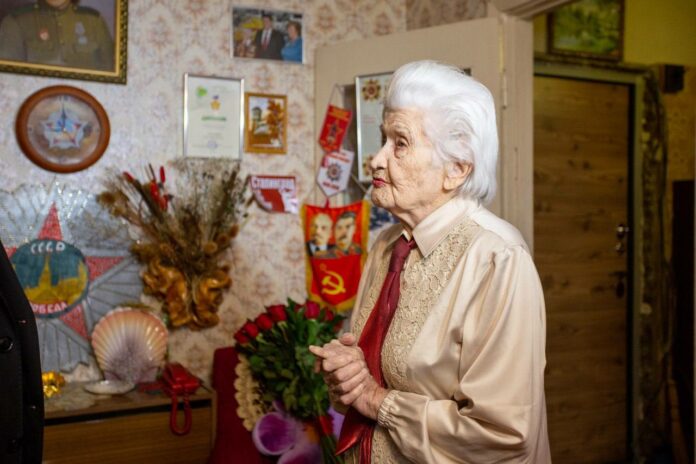 С годовщиной победы поздравил участницу Курской битвы глава Подольска С годовщиной победы поздравил участницу Курской битвы глава Подольска