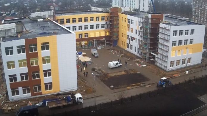 В новую школу на 825 мест в микрорайоне Климовск осуществляется поставка и монтаж ученического...