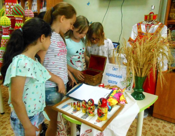 В библиотеке №2 состоялось занятие на тему народного костюма