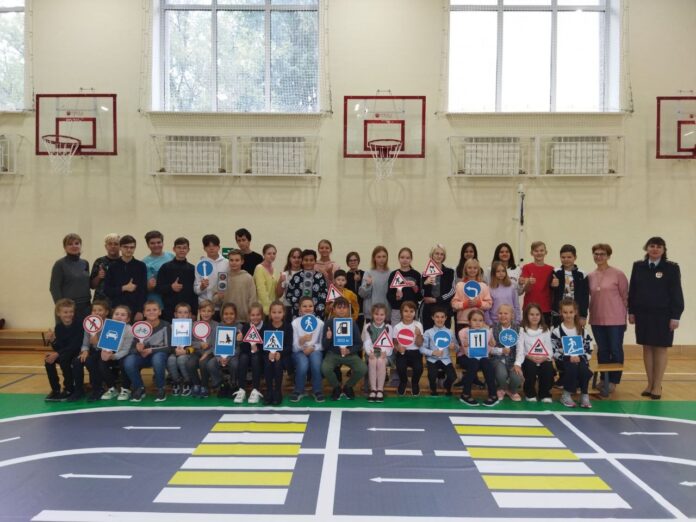 Сотрудники Госавтоинспекции г.о. Подольск  провели урок дорожных правил в частной школе «Экус» Сотрудники Госавтоинспекции г.о. Подольск  провели урок дорожных правил в частной школе «Экус»