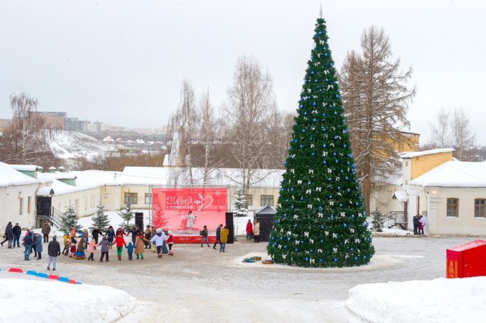 Первое новогоднее представление провели возле усадьбы Дубровицы