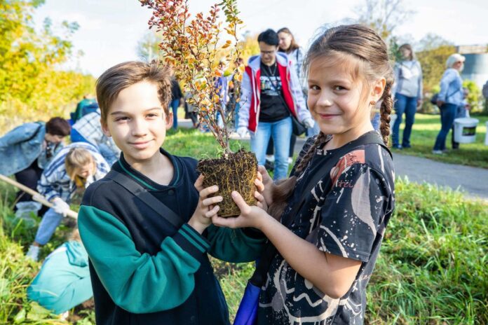 Сотни новых деревьев и кустарников посадили в Подольске Сотни новых деревьев и кустарников посадили в Подольске