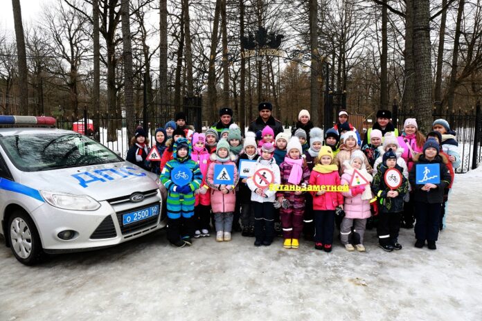 Сотрудники подмосковной  Госавтоинспекции провели в городском парке акцию «Стань заметнее на дороге!» Сотрудники подмосковной  Госавтоинспекции провели в городском парке акцию «Стань заметнее на дороге!»