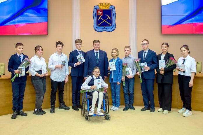 Николай Пестов вручил паспорта граждан РФ школьникам, достигшим 14-летнего возраста Николай Пестов вручил паспорта граждан РФ школьникам, достигшим 14-летнего возраста