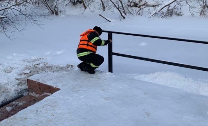 О толщине льда на Пахре 18 января поведали в Подольском ТУ ГКУ МО «Мособлпожспас»