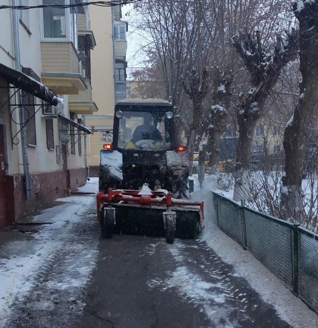 Продолжаются работы по уборке снега и противогололедной обработке дорог и тротуаров Продолжаются работы по уборке снега и противогололедной обработке дорог и тротуаров