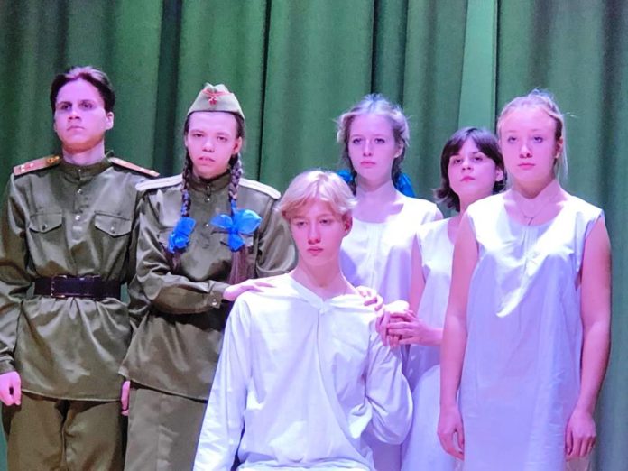 Спектакль «Не покидай меня» прошел в сельском Доме культуры «Надежда» поселка Железнодорожный