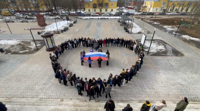 К акции «Крым – сердце России» присоединились школьники К акции «Крым – сердце России» присоединились школьники