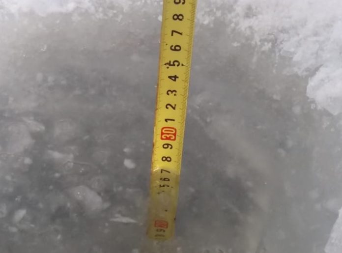 Толщина льда на реке Пахре 11 февраля