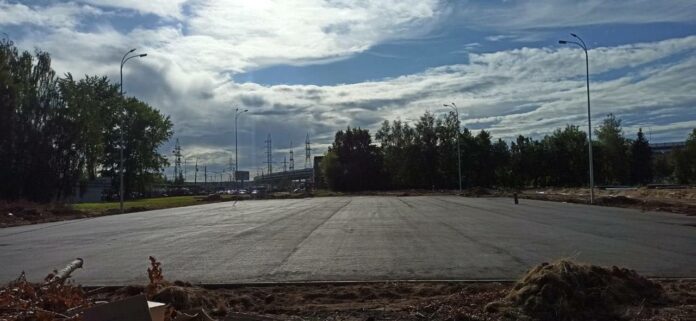 На новой хоккейной коробке стадиона «Весна» установили опоры освещения На новой хоккейной коробке стадиона «Весна» установили опоры освещения