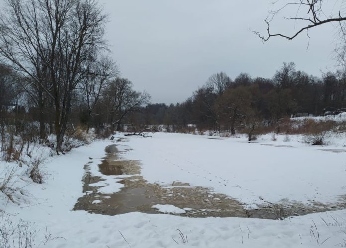 Толщина льда на реке Пахре 16 марта Толщина льда на реке Пахре 16 марта