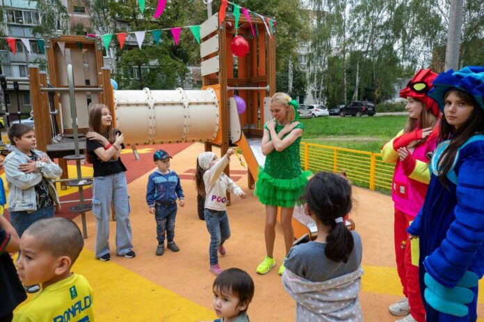 В еще одном дворе обновили детскую игровую площадку