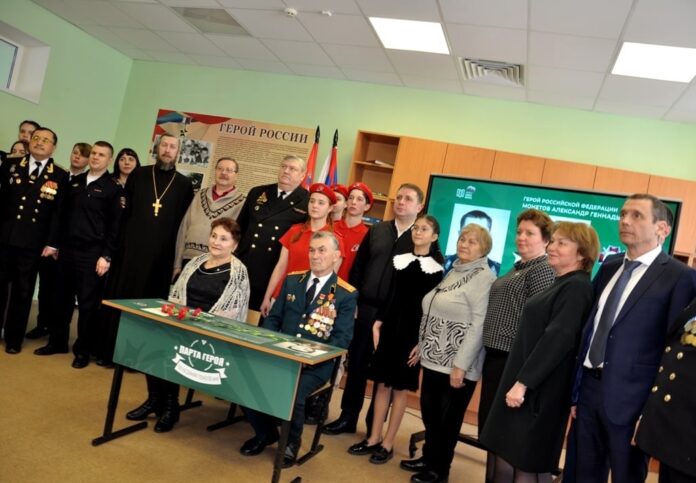 В Подольске полицейские и представители общественности приняли участие в церемонии открытия «Парты Героя», посвященной... В Подольске полицейские и представители общественности приняли участие в церемонии открытия «Парты Героя», посвященной...