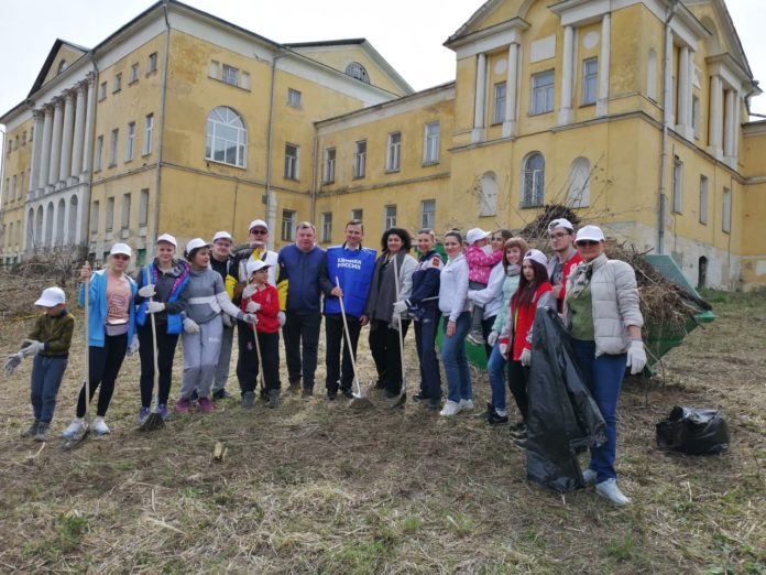 #Вместелучше: для участников субботника в усадьбе «Ивановское» была организована ознакомительная экскурсия