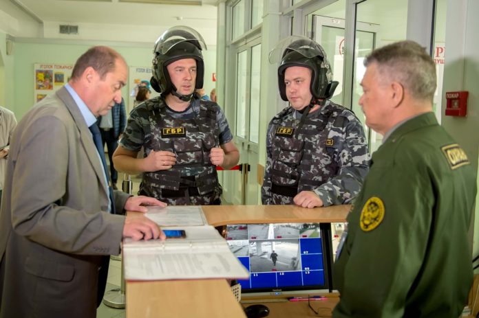 Особое внимание безопасности школ и садов уделяется при подготовке к новому учебному году