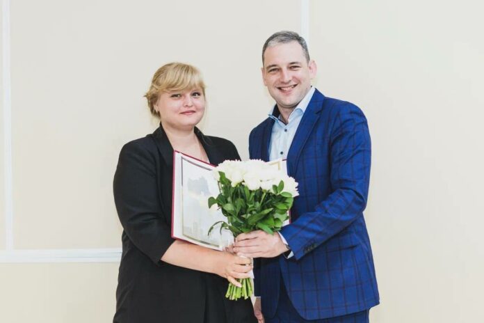 Сертификат на покупку жилья по программе губернатора «Социальная ипотека» получила учительница истории и обществознания... Сертификат на покупку жилья по программе губернатора «Социальная ипотека» получила учительница истории и обществознания...