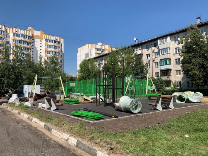 Работы по установке детской площадки ведутся в Климовске Работы по установке детской площадки ведутся в Климовске