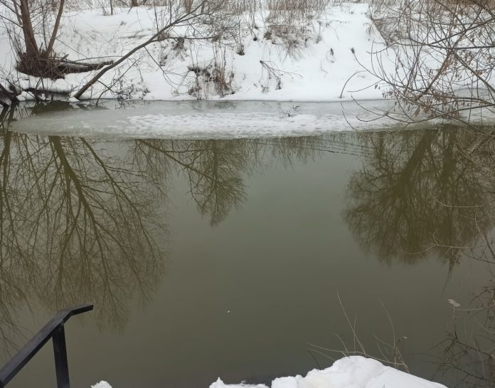 Толщина льда на реке Пахре 25 марта