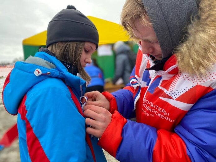 Волонтеры Подольска провели акцию в поддержку российского спортсмена Александра Большунова Волонтеры Подольска провели акцию в поддержку российского спортсмена Александра Большунова