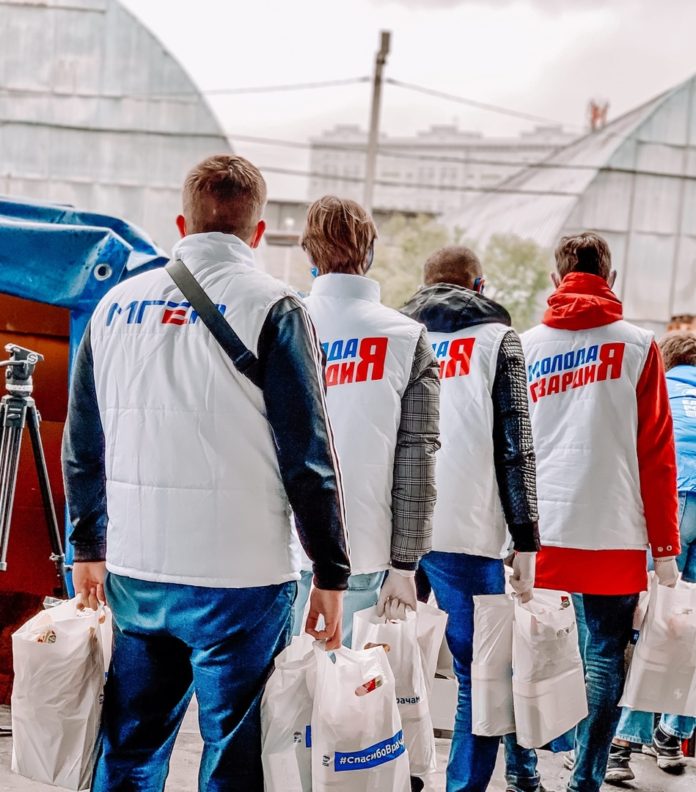 Более 16 тысяч подарочных наборов вручат врачам молодогвардейцы и единороссы Московской области