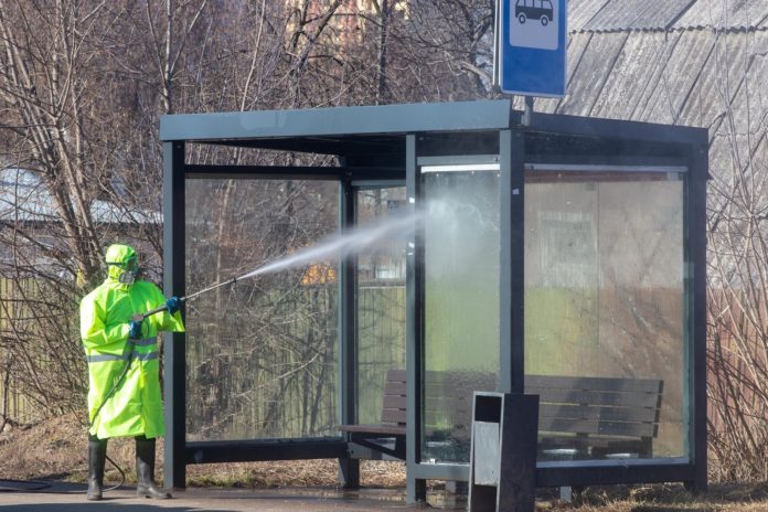 Подольский комбинат благоустройства дезинфицирует остановочные павильоны
