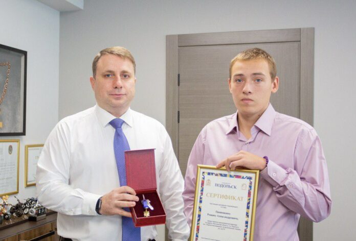 Глава Подольска вручил ключи от квартиры климовчанину, оставшемуся без попечения родителей