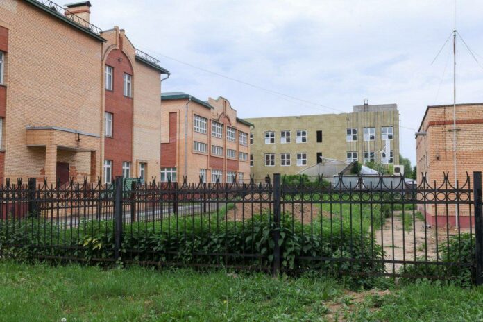 Григорий Артамонов проверил, как продвигается строительство пристройки к школе № 29  Григорий Артамонов проверил, как продвигается строительство пристройки к школе № 29