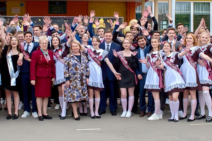 Глава округа Николай Пестов принял участие в празднике Последнего звонка