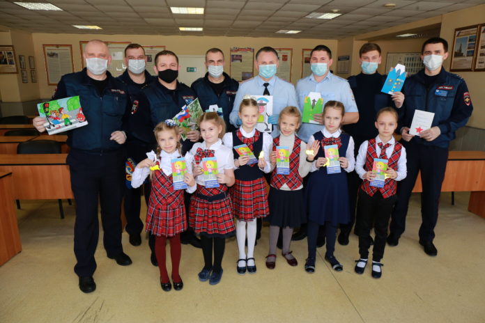 Учащиеся Большого Подольска поздравили с наступающим Днем защитника отечества сотрудников Госавтоинспекции Учащиеся Большого Подольска поздравили с наступающим Днем защитника отечества сотрудников Госавтоинспекции