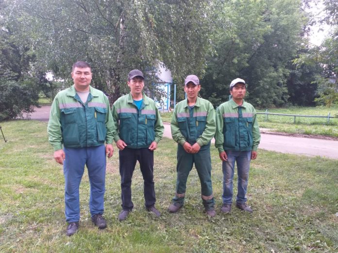 Николай Пестов поблагодарил четырех сотрудников МУЖРП-1, которые спасли двухлетнего мальчика в микрорайоне Парковый