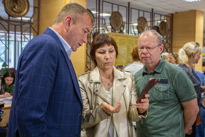 Выездная администрация» отработала в микрорайоне Парковый Выездная администрация» отработала в микрорайоне Парковый